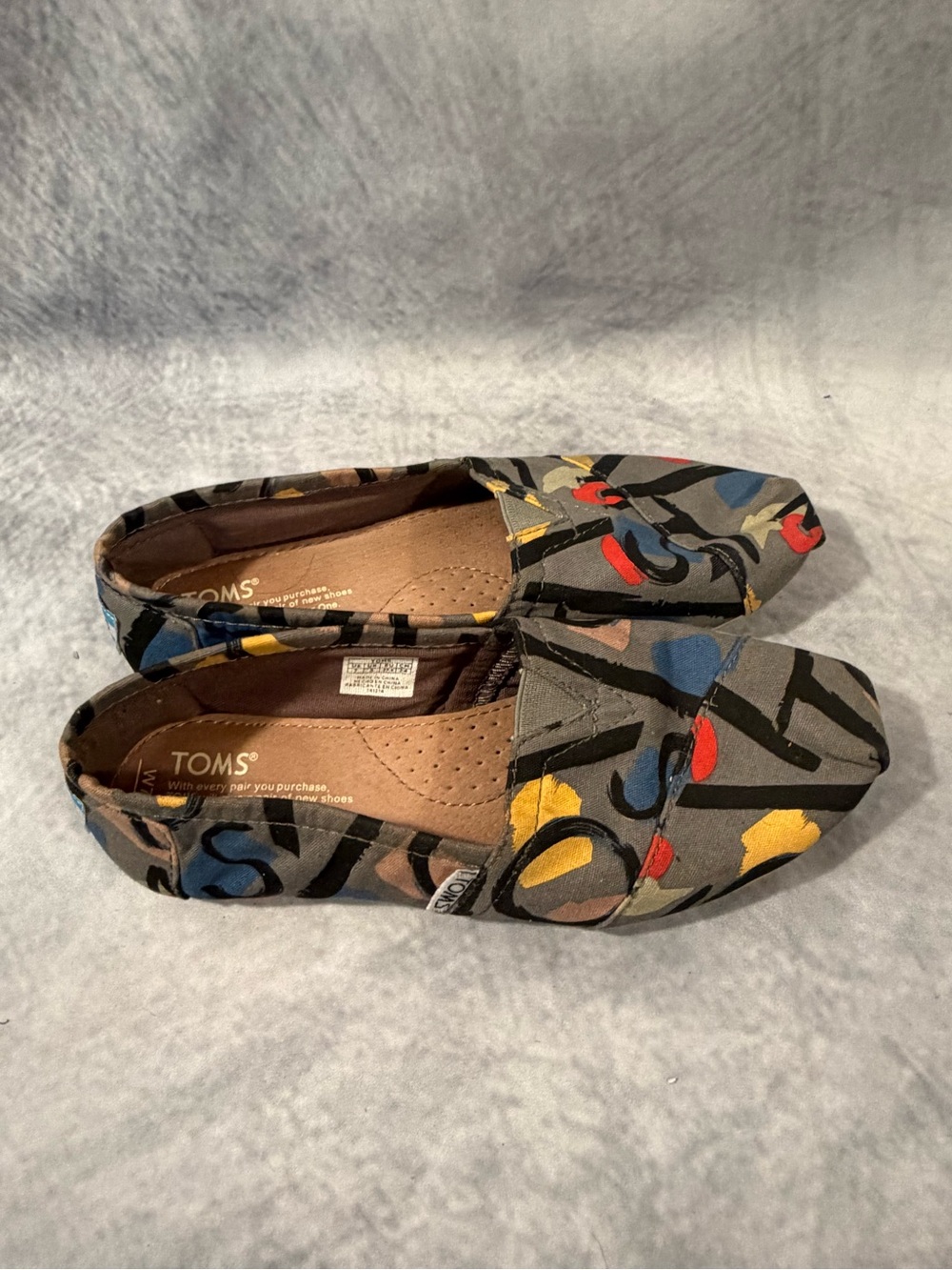 TOMS Classic Slip On Shoes Abstract Print Canvas Flats Women’s Size 7 - Picture 3 of 8